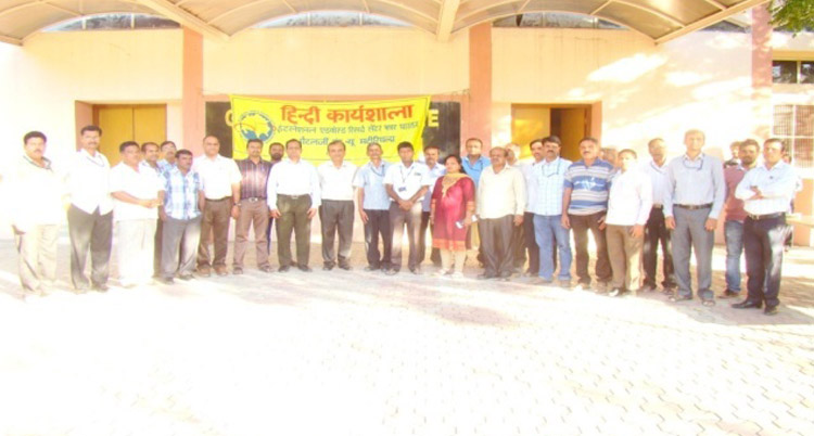 Participants and OLIC Members at Hindi Workshop
